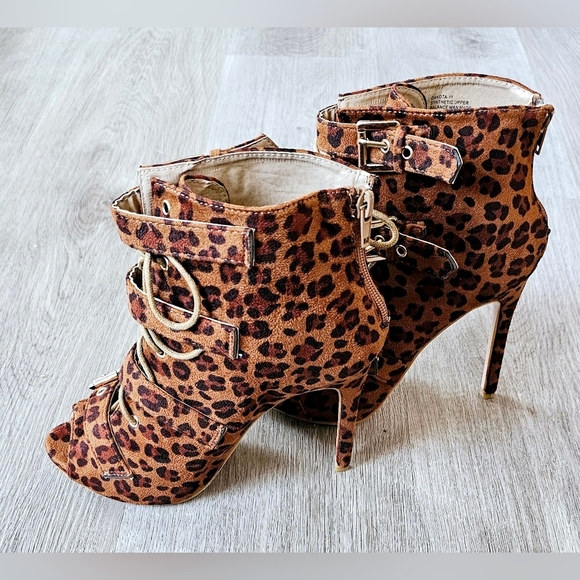 Size 7 Chase & Chloe Leopard Print Lace-Up Stiletto Booties - Picture 4 of 9